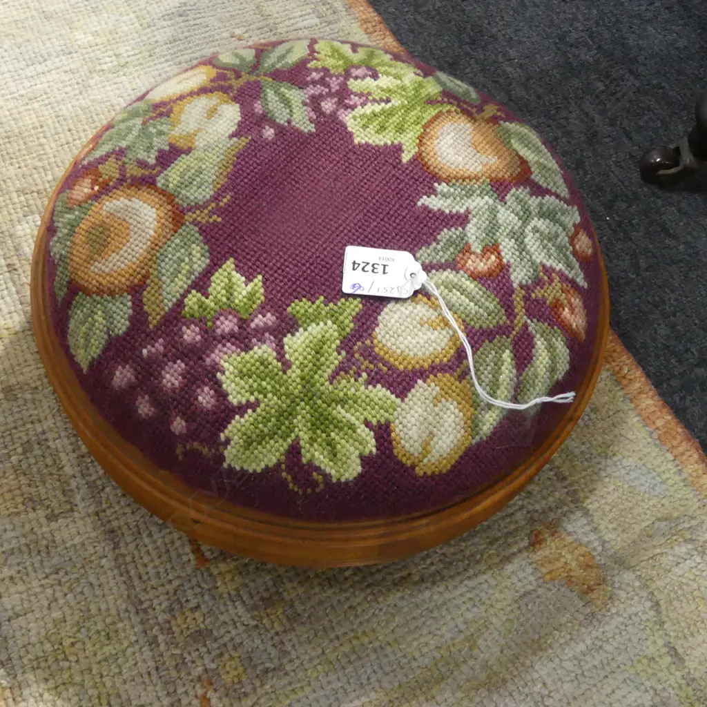 FOOT STOOL Image 1++