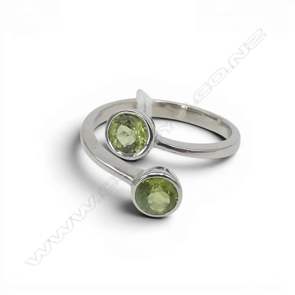 SILVER PERIDOT RING size P approx Image 1++
