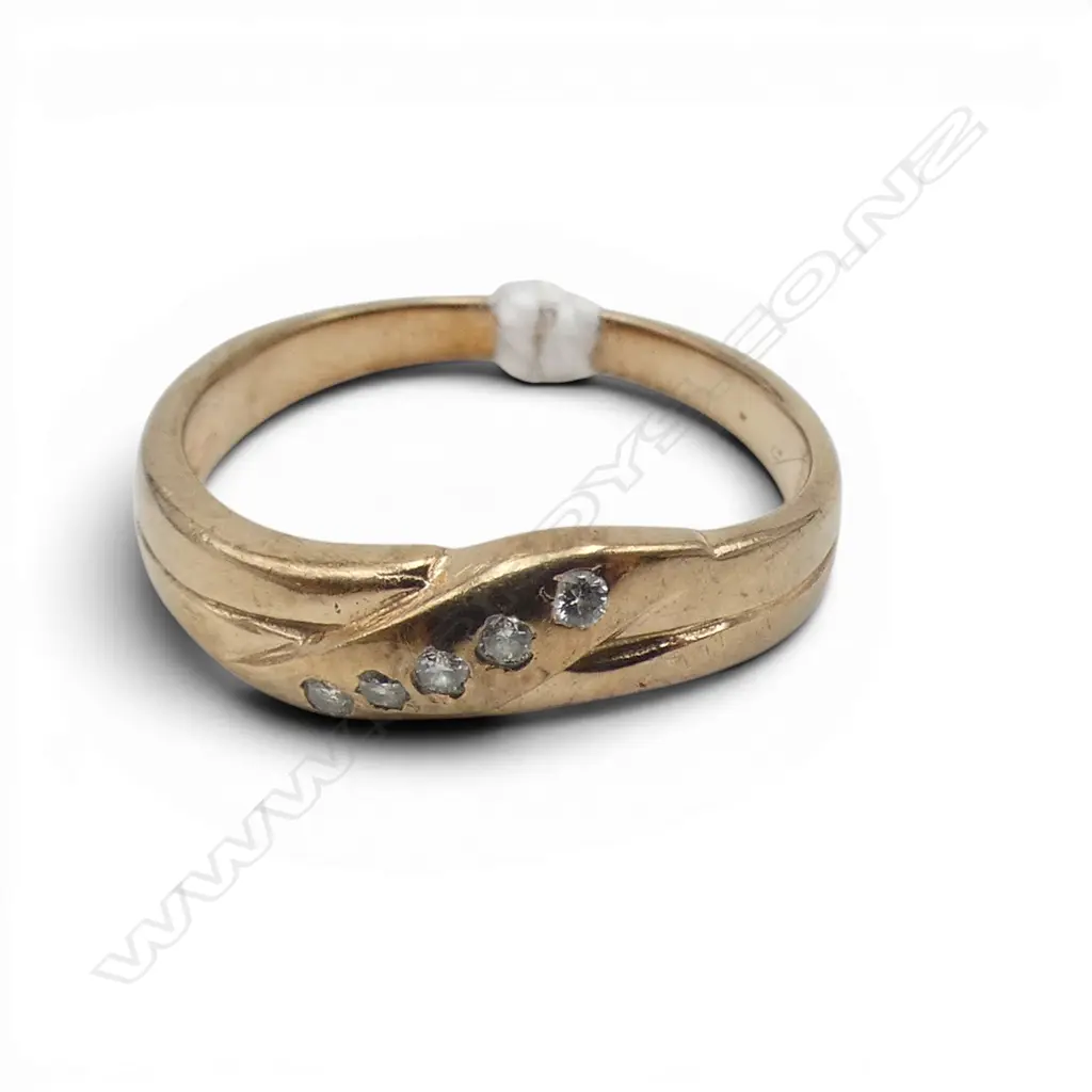 9ct GOLD & 5 DIAMOND PINKY RING 1.3gms SIZE F1/2 Image 1++