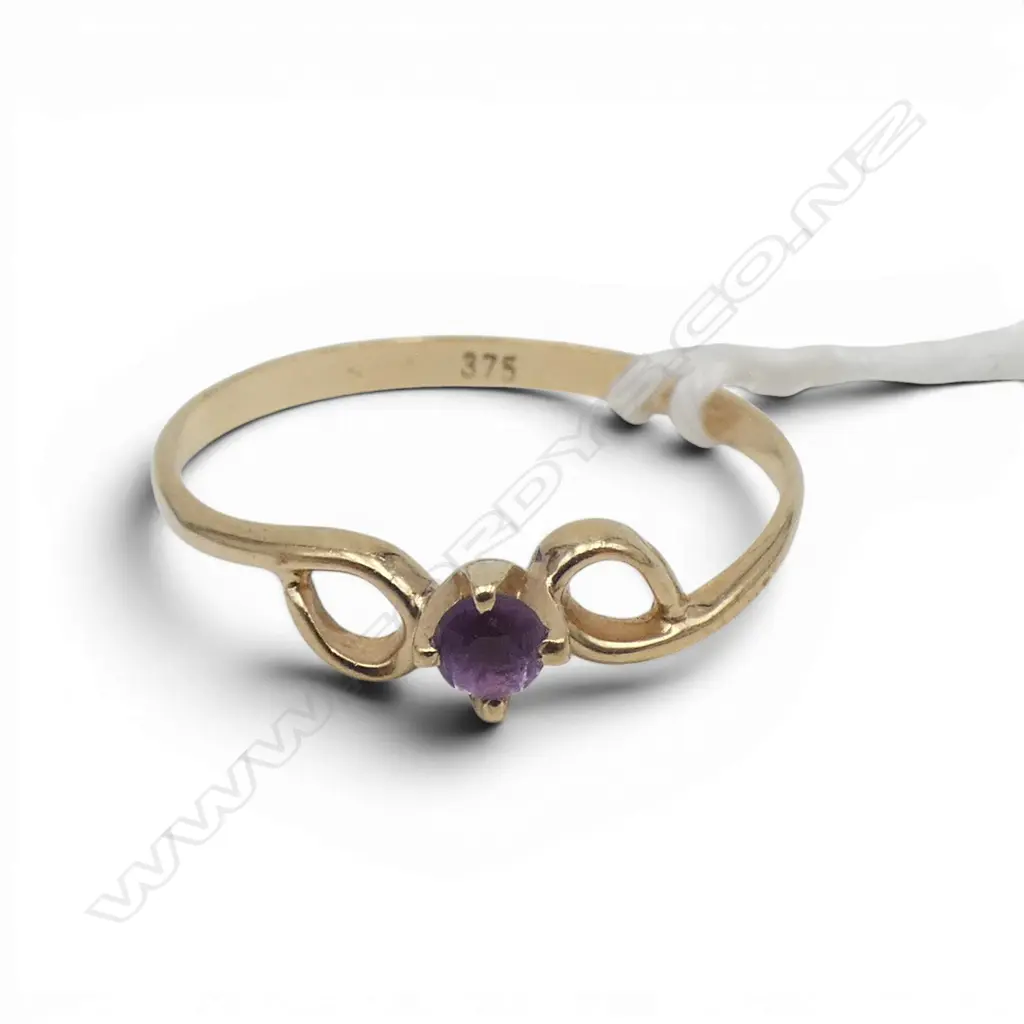 9ct GOLD & SMALL AMETHYST RING size N  0.88gms Image 1++