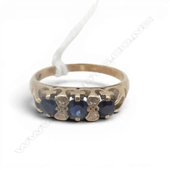 9ct SAPPHIRE TRIPLE STONE RING, 1.73gm SIZE J