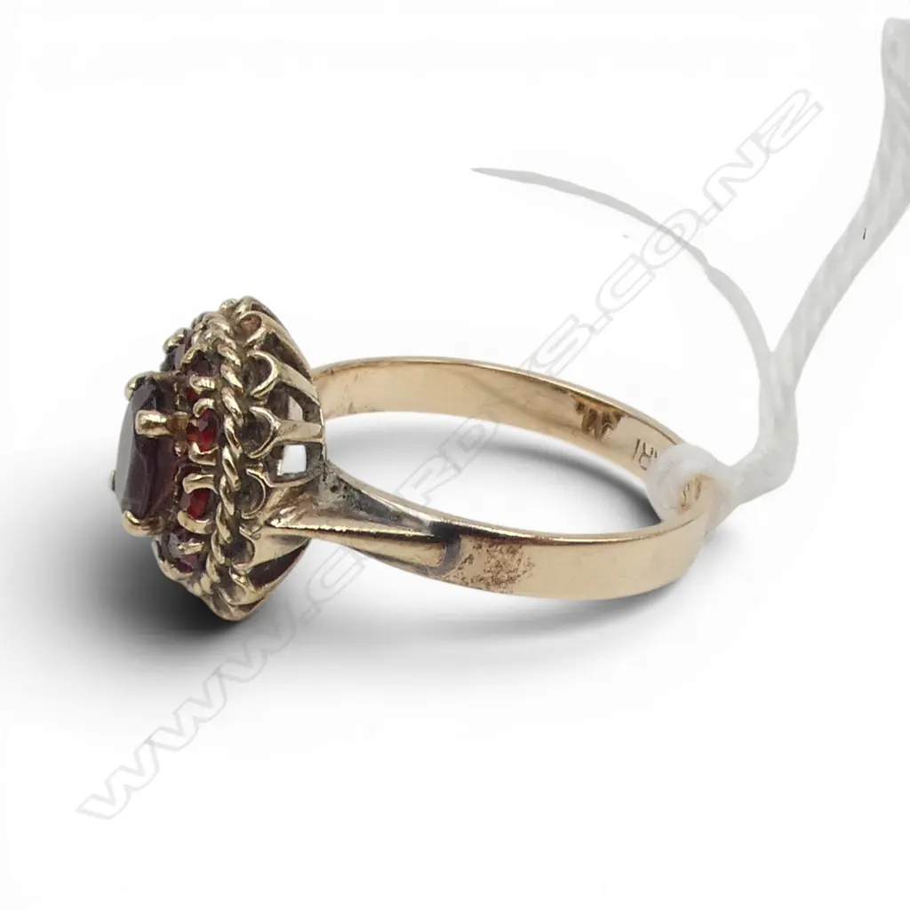 9ct GOLD & GARNET CLUSTER RING scallop & rope 3.76gms SIZE Q Image 1++