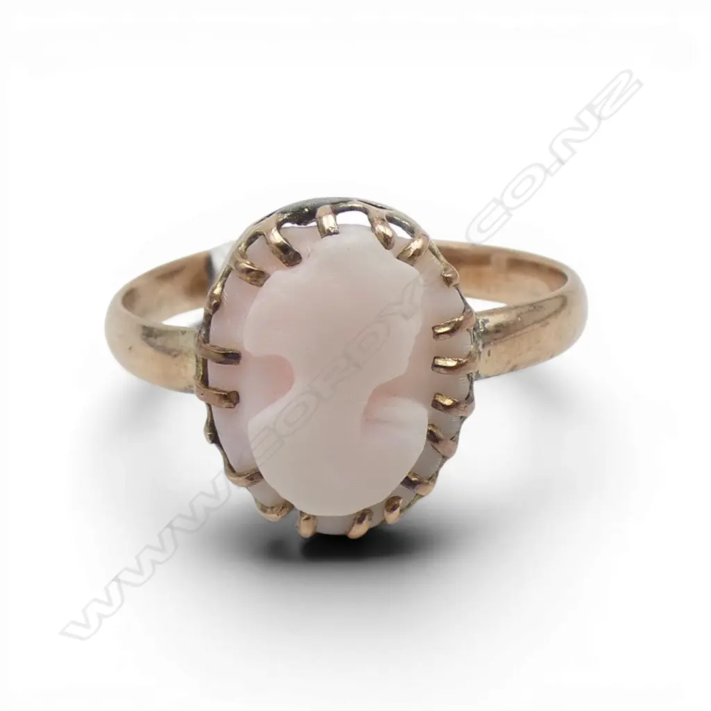 9ct GOLD CAMEO RING size M 1.6gms Image 1++