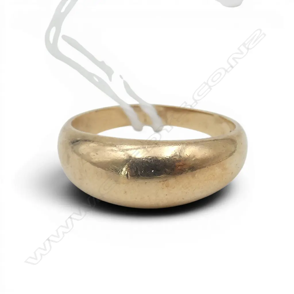 9ct GOLD DOME BAND, 3.31gm SIZE Q Image 1++