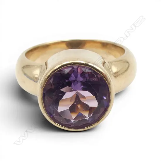9ct GOLD & AMETHYST RING size M 1/2. 8.57gms