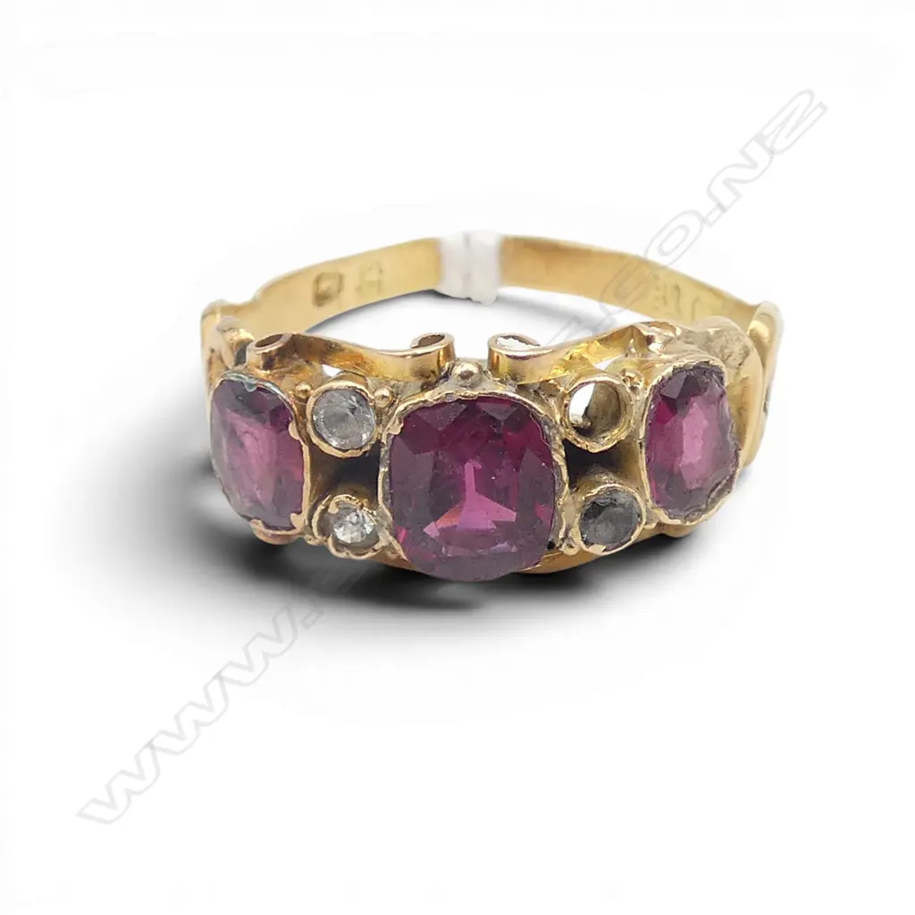 18CT GOLD ANTIQUE GARNET RING LOOSE STONE ONE MISSING 2.7GMS SIZE R Image 1++