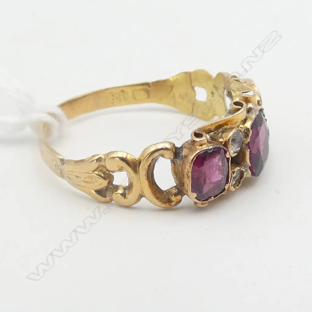 18CT GOLD ANTIQUE GARNET RING LOOSE STONE ONE MISSING 2.7GMS SIZE R Image 1++