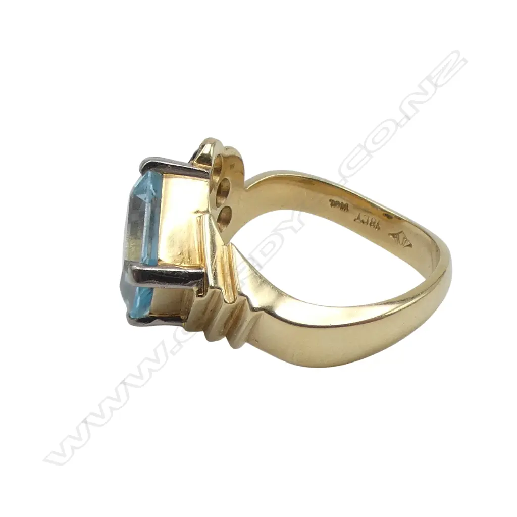 18CT YG SAPPHIRE CLUSTER RING, SIZE O 1/2, 7.7gms Image 1++