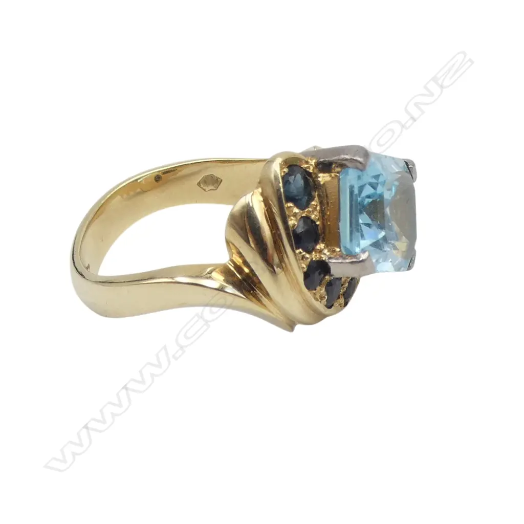 18CT YG SAPPHIRE CLUSTER RING, SIZE O 1/2, 7.7gms Image 1++