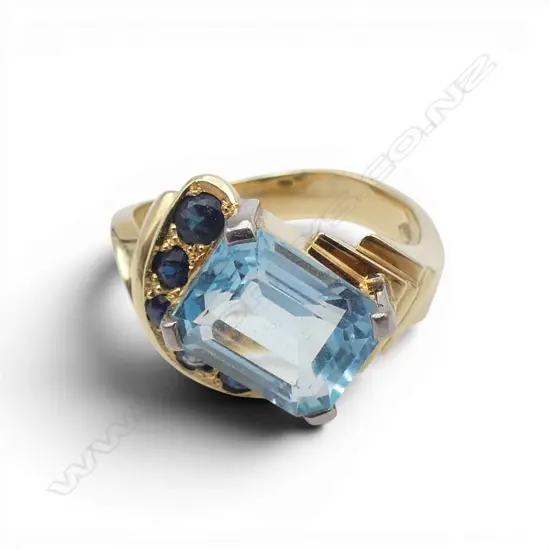 18CT YG SAPPHIRE CLUSTER RING, SIZE O 1/2, 7.7gms
