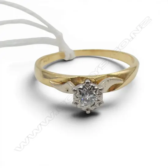 18CT GOLD AND DIAMOND RING ring size P1/2 2.49gms