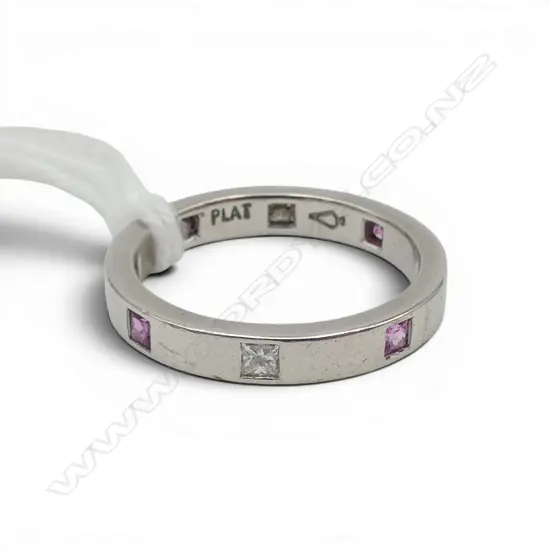 PLATINUM DIAMOND & PINK SAPPHIRE RING, 4.93gm SIZE K