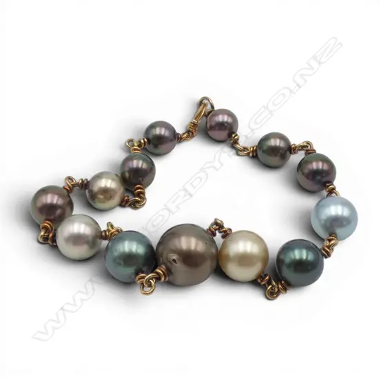 18CT GOLD AND PEARL BRACELET (20.71gms includes pearls)