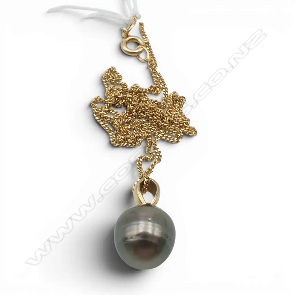9CT GOLD MOUNTED COOK ISLAND BLACK PEARL ON S/SILVER GILT CHAIN  Image 1++