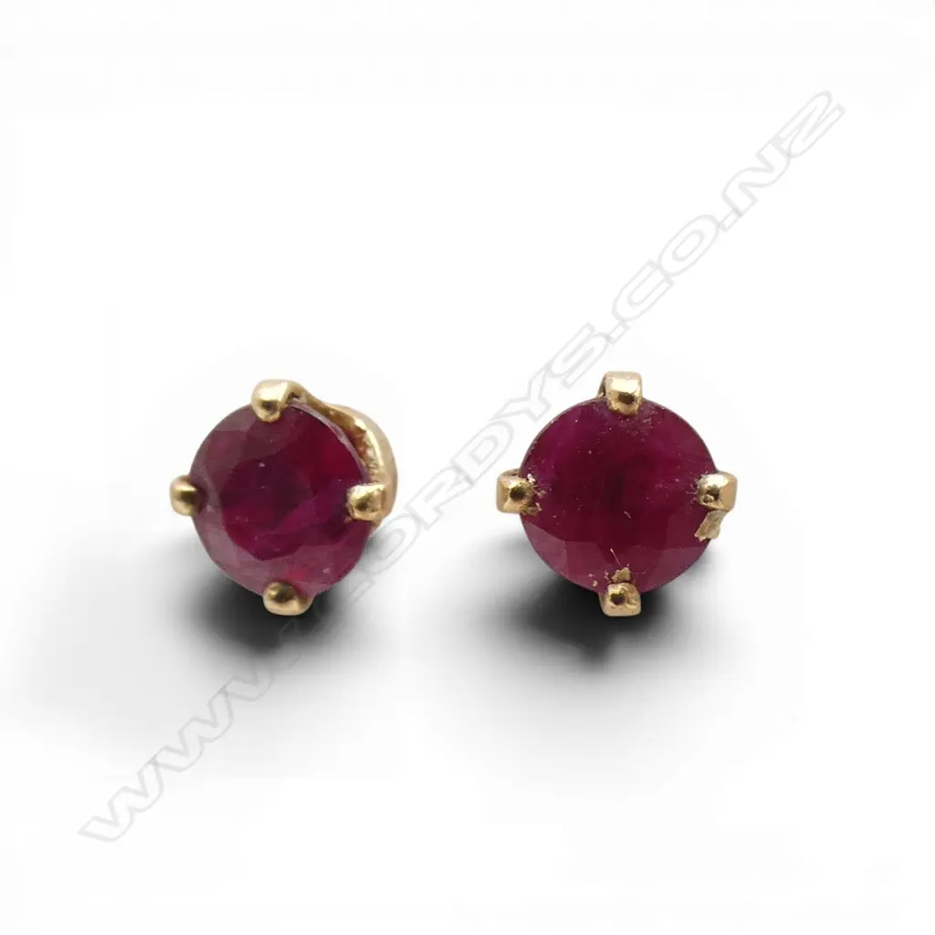 PR 9ct GOLD & RUBY STUD EARRINGS 0.66gms Image 1++