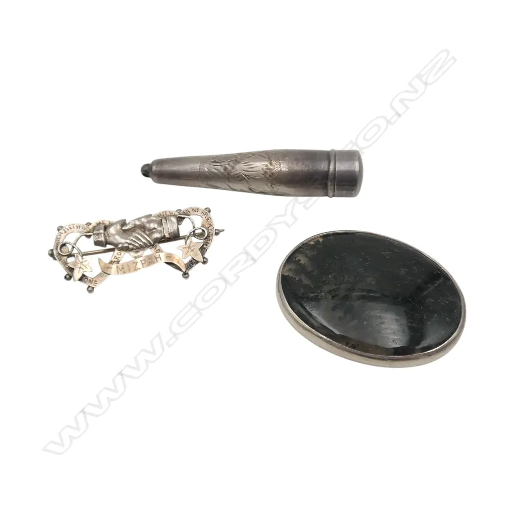 3 PCES STG SILVER; AGATE BROOCH 45x35mm, NEEDLE CASE, MIZPAH BROOCH W.40mm Image 1++