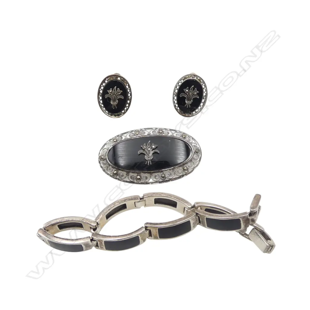STG SILVER MARCASITE SET BROOCH & EARINGS AND ONYX BRACELET 60mm Image 1++