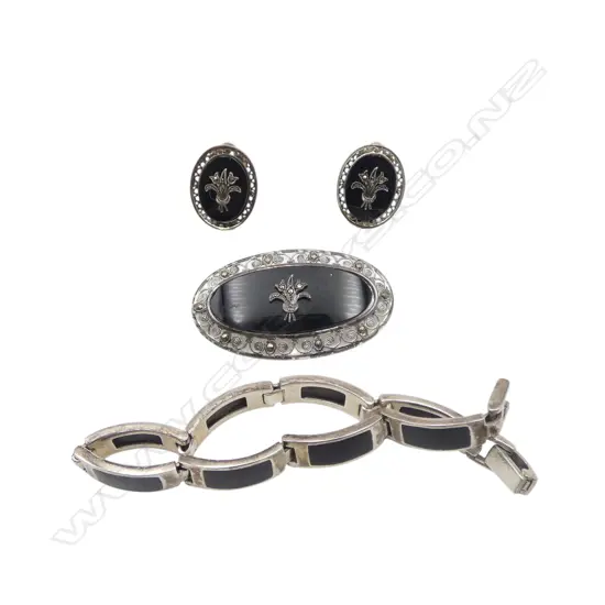 STG SILVER MARCASITE SET BROOCH & EARINGS AND ONYX BRACELET 60mm