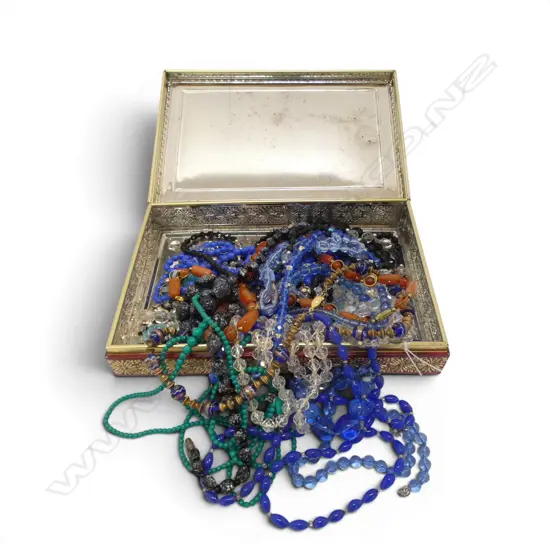 TIN OF VINTAGE COLOURED GLASS & AGATE & OTHER BEAD NECKLACES
