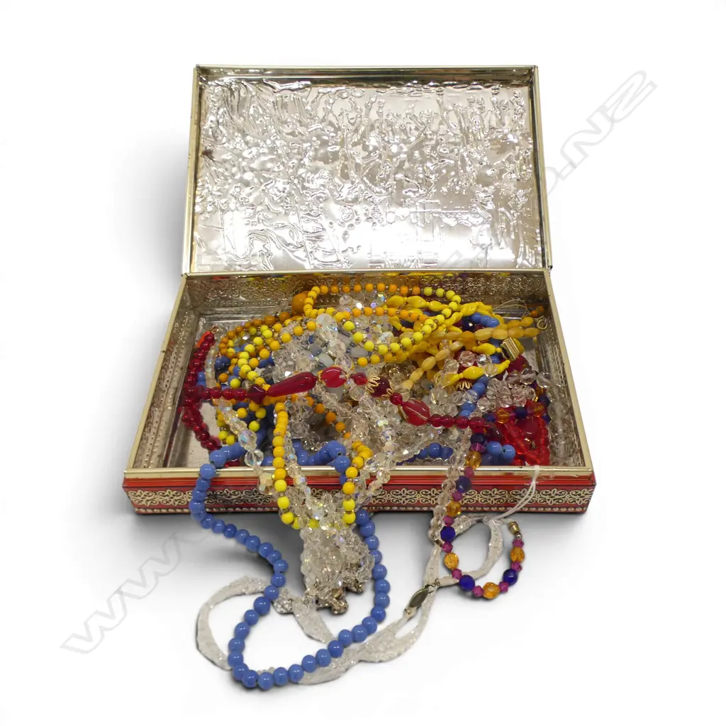 TIN OF VINTAGE COLOURED GLASS & OTHER BEAD NECKLACES Image 1++