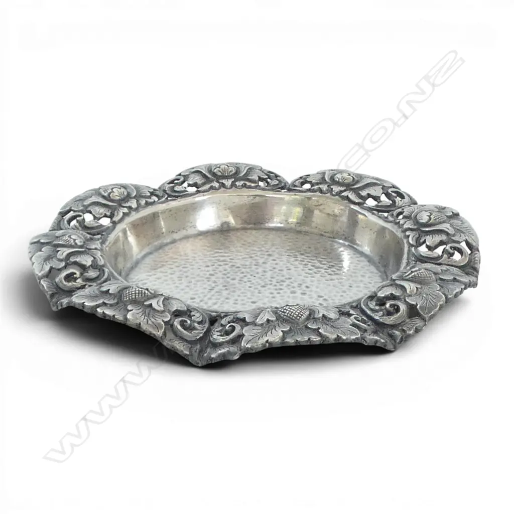 1930S YOGYA 800 SILVER DISH WITH REPOUSSE LOTUS FLOWERS PIERCED WORK & HAMMERED BASE  MADE IN THE DUTCH EAST INDIES 56GM Image 1++