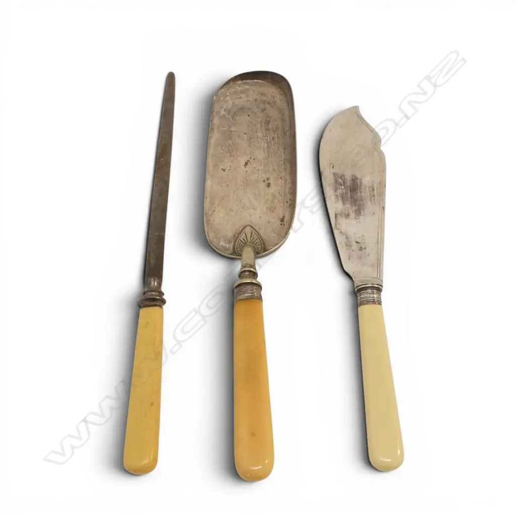 3 PCES CUTLERY w. IVORINE 'BONE' HANDLES fish slice w. stg silver collar Image 1++