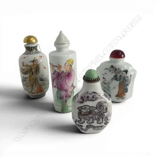4 CHINESE PORCELAIN SNUFF BOTTLES H.90mm