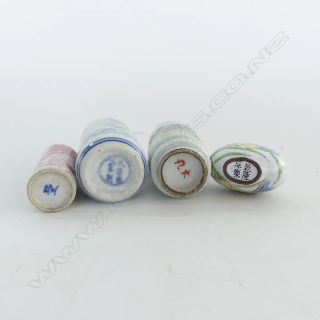 4 CHINESE PORCELAIN SNUFF BOTTLES H.110mm Image 1++