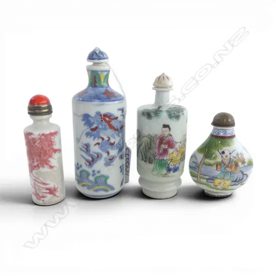 4 CHINESE PORCELAIN SNUFF BOTTLES H.110mm