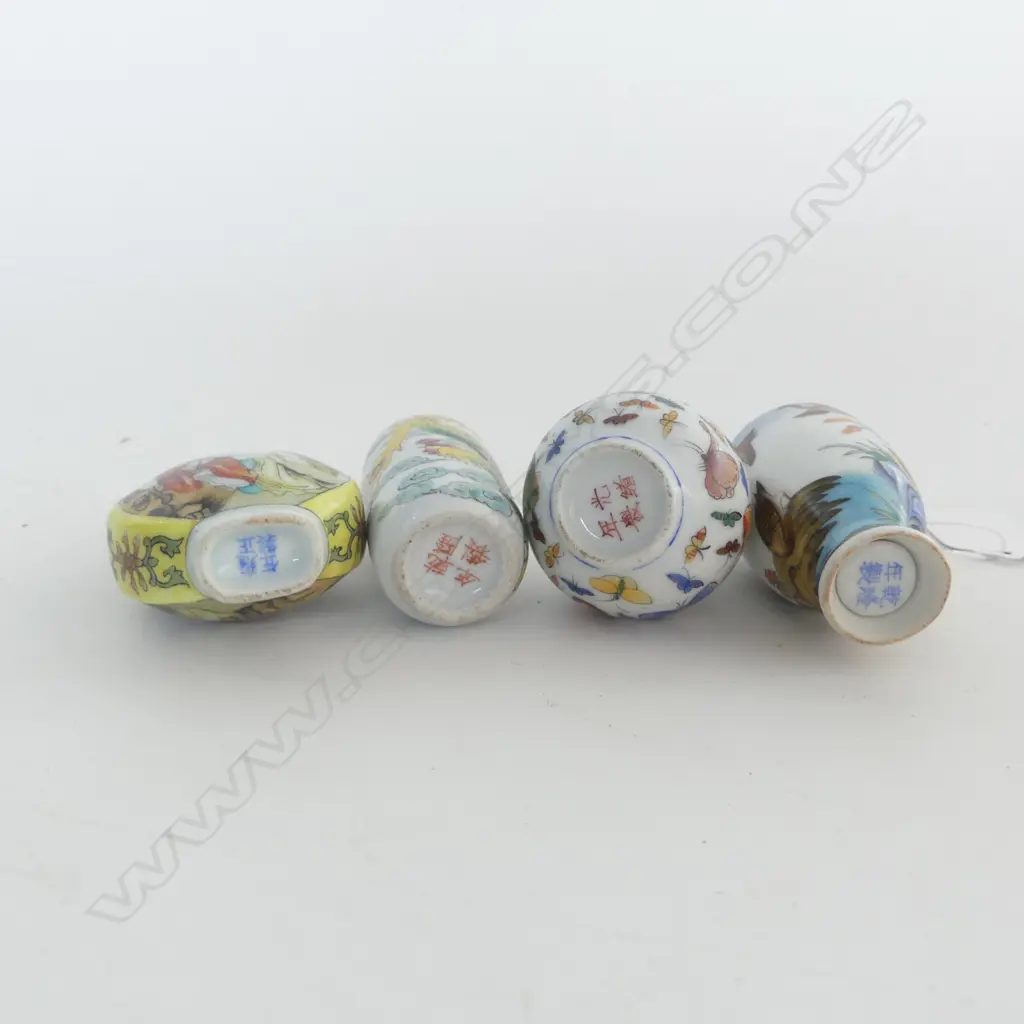 4 CHINESE PORCELAIN SNUFF BOTTLES H.95mm Image 1++