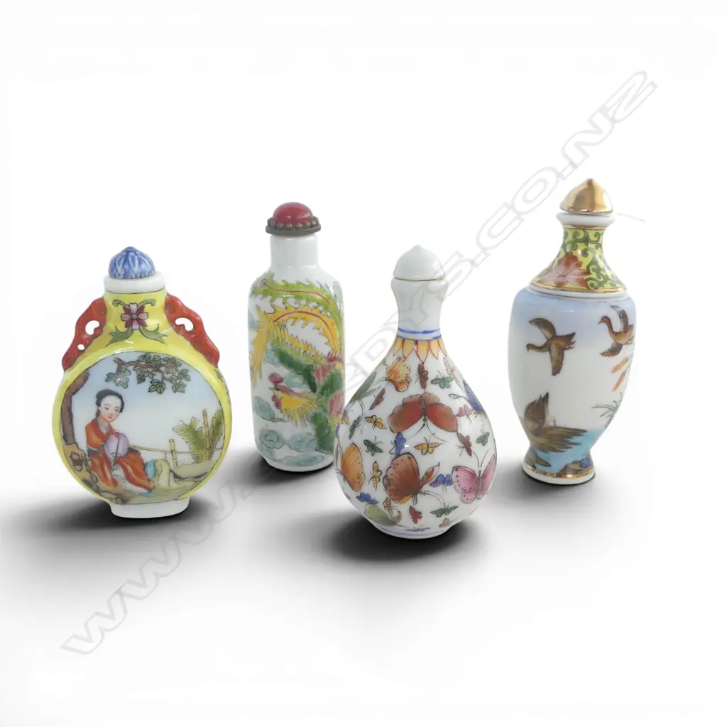 4 CHINESE PORCELAIN SNUFF BOTTLES H.95mm Image 1++