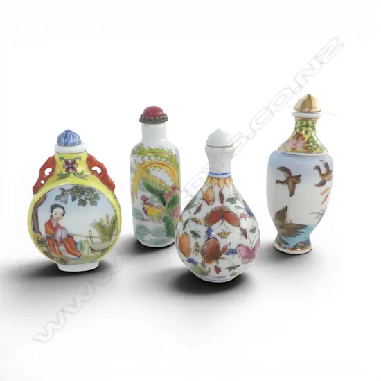 4 CHINESE PORCELAIN SNUFF BOTTLES H.95mm