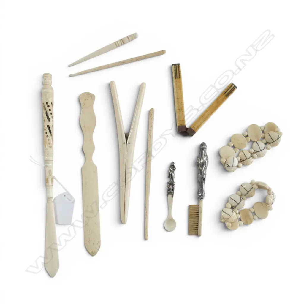 11 PCES BONE / IVORY; GLOVE STRETCHER, RULER, 2 BRACELETS ETC Image 1++