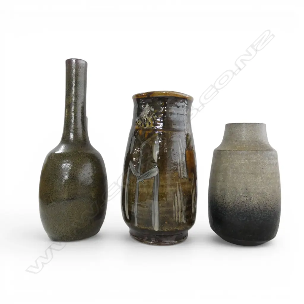 THREE MID-CENTURY JAPANESE VASES, H.200/240/290mm Image 1++
