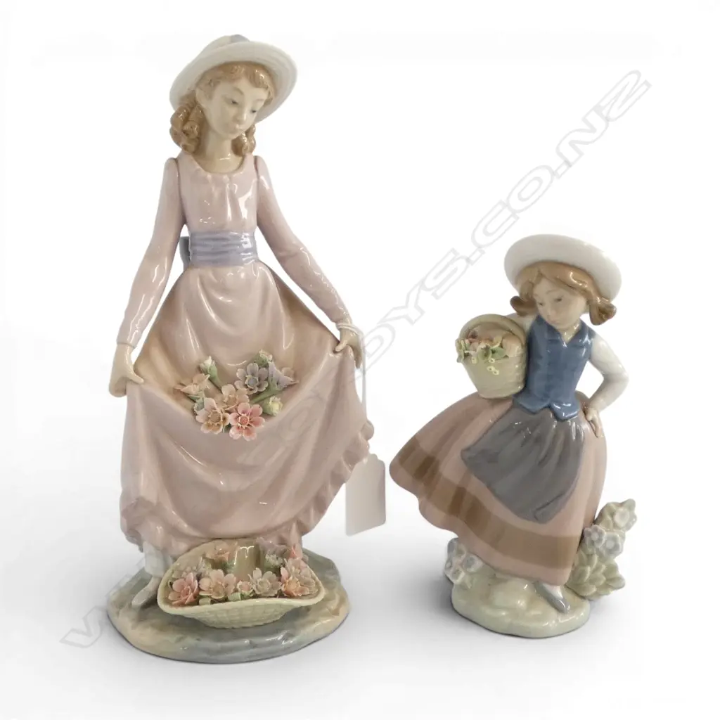 2 LLADRO FIGURINES; GIRLS w. FLOWERS (SOME PETALS MISSING) H.250mm Image 1++