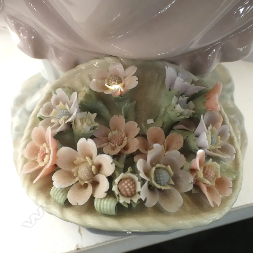 2 LLADRO FIGURINES; GIRLS w. FLOWERS (SOME PETALS MISSING) H.250mm Image 1++