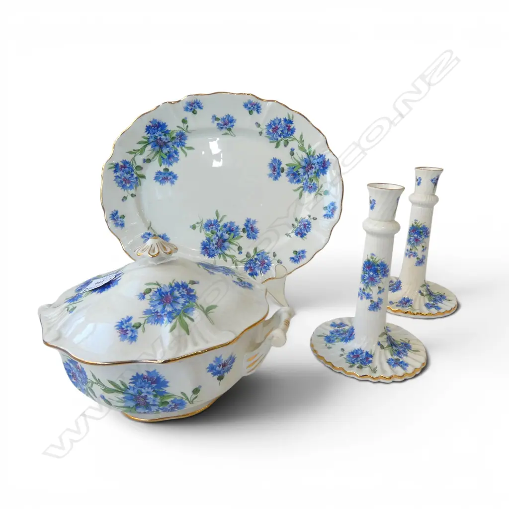 4 PCES HAMMERSLEY CHINA; PR CANDLESTICKS H.190mm, OVAL DISH, LIDDED TUREEN Image 1++