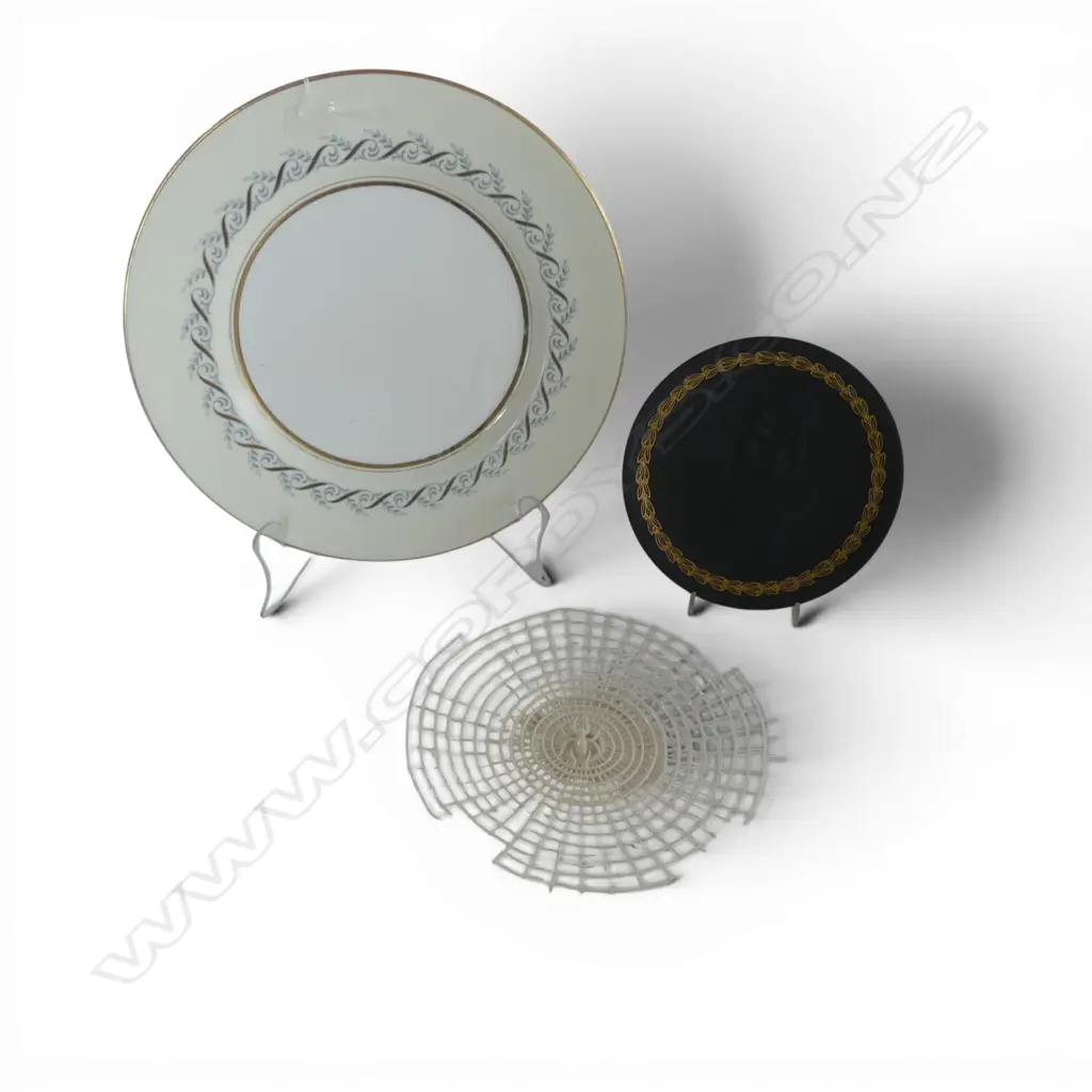 PARAGON CHINA CAKE PLATE BLACK WEDGWOOD DISH DIA160  & BELLECK CHINA SPIDER WEB  AF DIA 190MM Image 1++