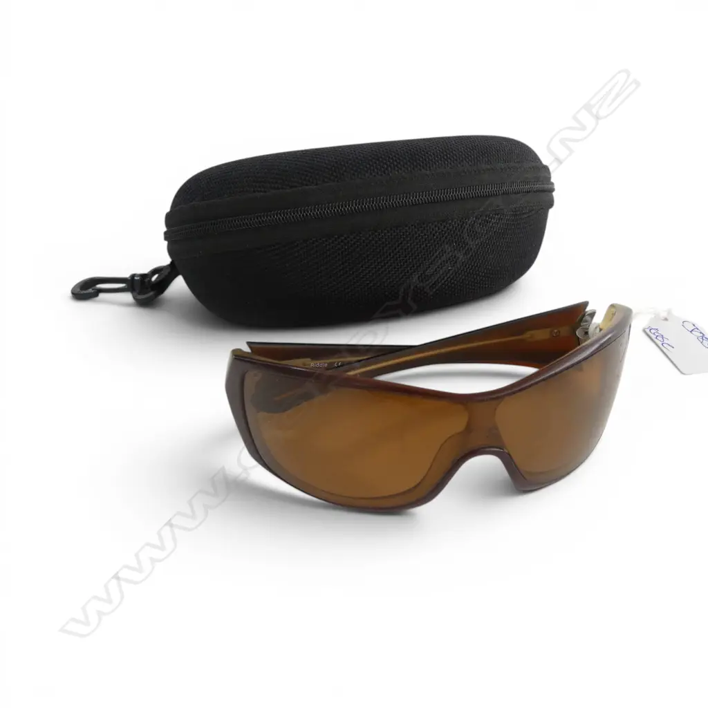 PR OAKLEY SUNGLASSES + CASE Image 1++