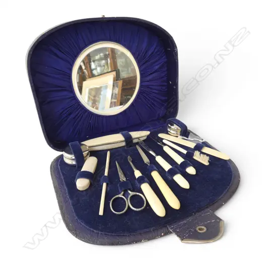 MANICURE SET