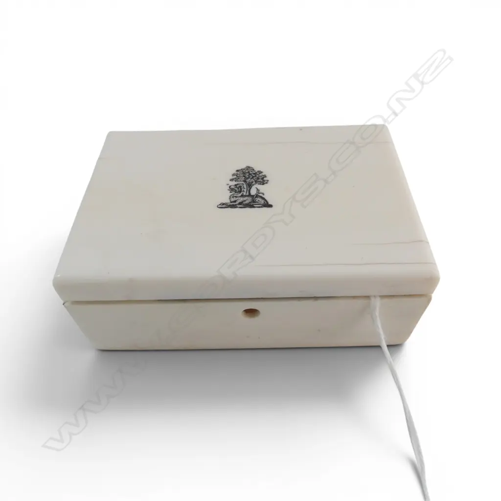 EARLY 19thC IVORY HINGED LIDDED BOX crest to lid. Hing repaired. 90 x 60mm Image 1++