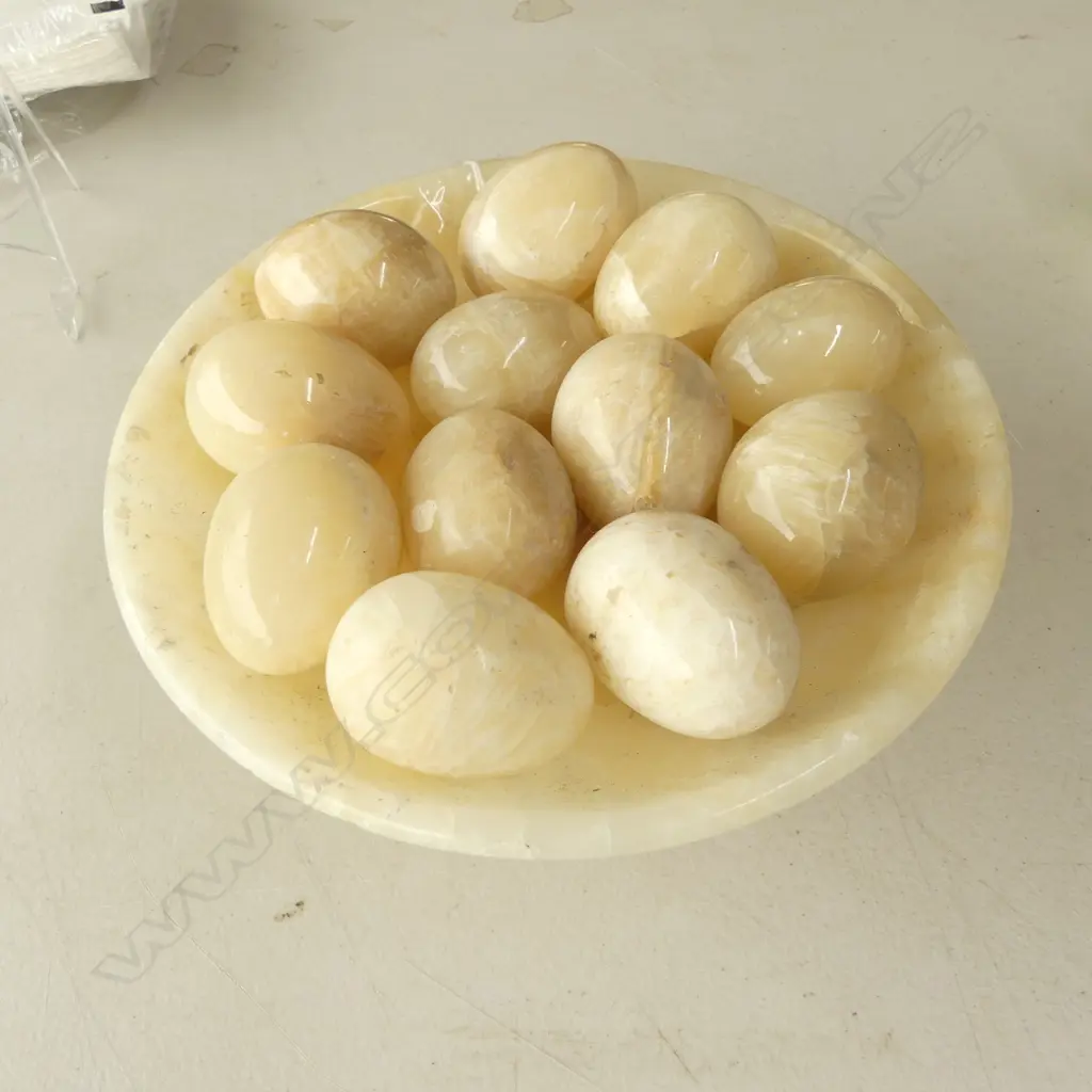 ITALIAN ONYX FOOTED DISH DIA240 & 12 ONYX  EGGS  Image 1++