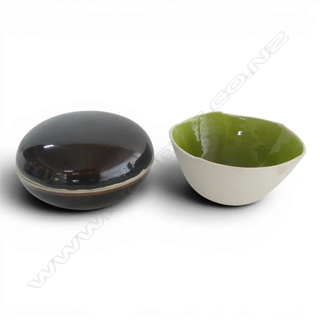 NZ STUDIO POTTERY; RICHARD CADNESS TRINKET BOX & PENNY SPOONER CHARTREUSE BOWL Image 1++