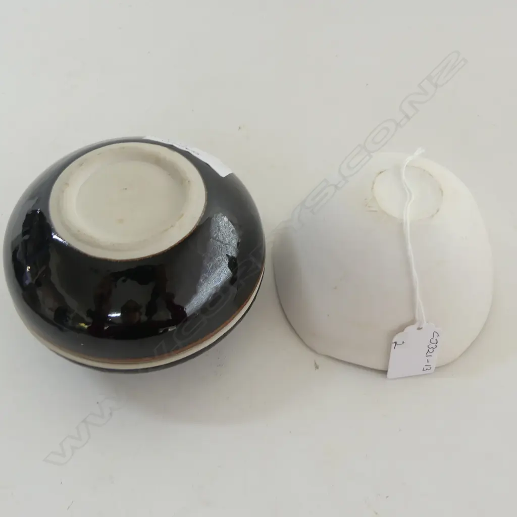 NZ STUDIO POTTERY; RICHARD CADNESS TRINKET BOX & PENNY SPOONER CHARTREUSE BOWL Image 1++