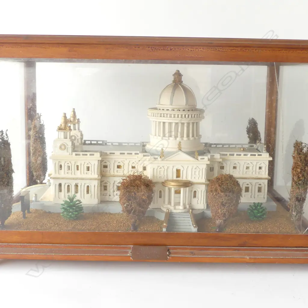 WOODEN MODEL OF ST PAULS CATHEDRAL, CASED 575x390x350mm Image 1++