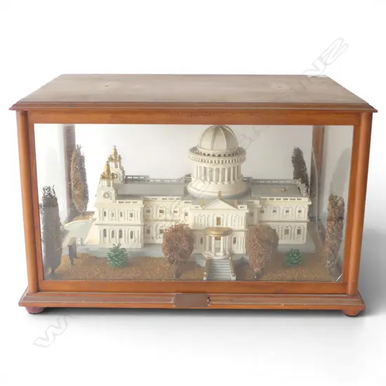 WOODEN MODEL OF ST PAULS CATHEDRAL, CASED 575x390x350mm