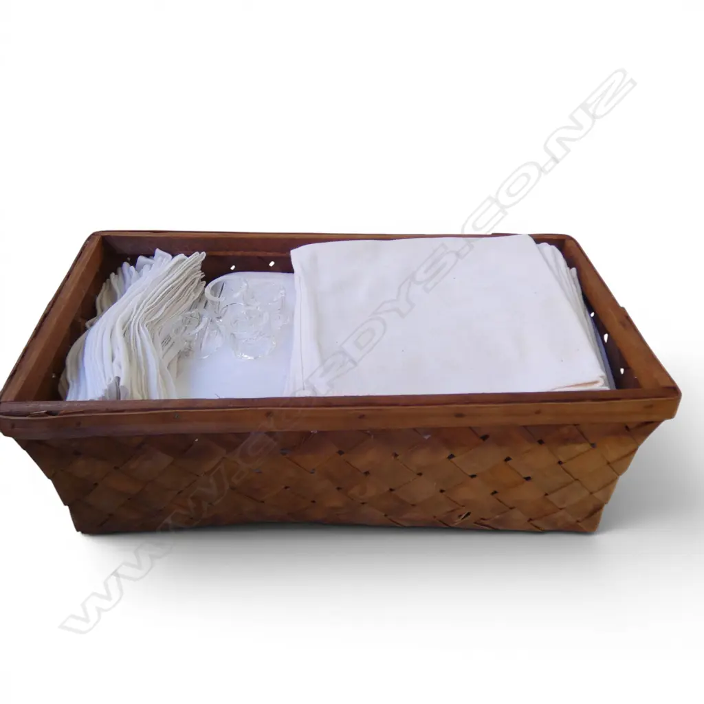 BASKET w. VINTAGE TABLE CLOTH + GLASS NAPKIN RINGS Image 1++