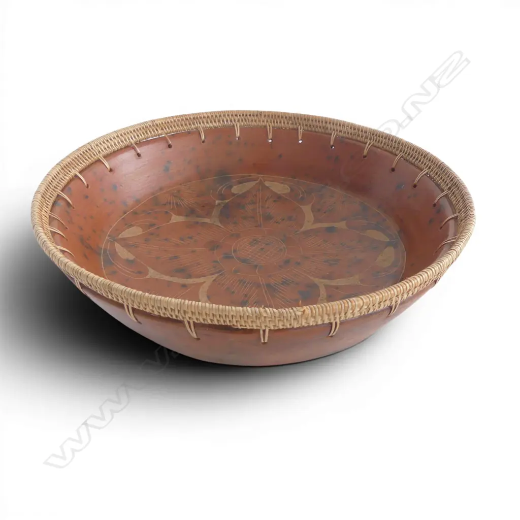 TERRACOTTA DECORATIVE PLATE WITH WOVEN RATTAN RIM, dia 280mm Image 1++