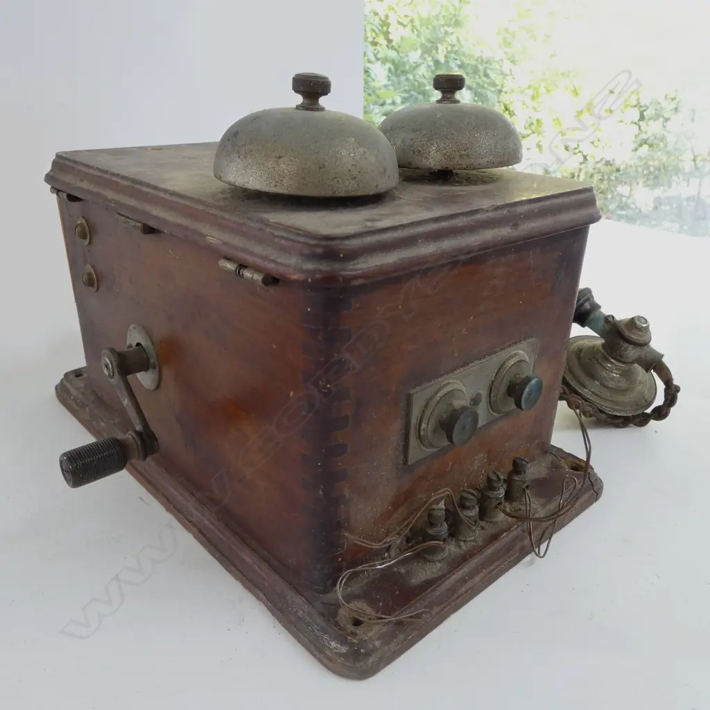 VINTAGE TELEPHONE H.265mm + BOX OF TOOLS Image 1++
