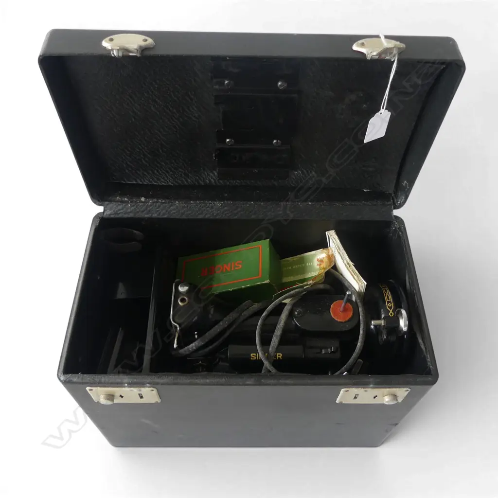 CASED ELECTRIC SINGER SEWING MACHINE with booklet etc Image 1++